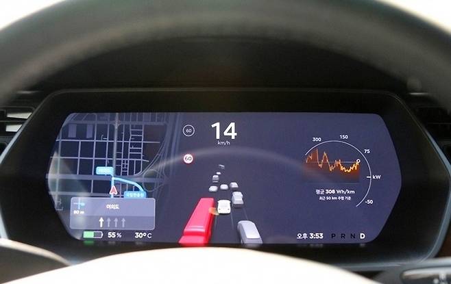 모델 X의 1열을 특징하는 17인치 대형 모니터. 운전자는 모든 차량 조작을 모니터에서 할 수 있으며, 인터넷 이용도 가능하다. 내비게이션 기능으로 목적지를 입력하면 해당 구간에 있는 충전소가 표기된다. 목적지까지 거리와 현재 충전 상태에서 주행 가능한 거리 등을 감안해 출발 전 충전이나 운행 도중 충전을 돕는다. 사진= 정수남 기자