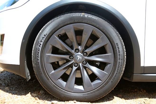 (위부터)6인승 모델 X의 3열을 접으면 고시원 이사도 가능한 2492ℓ의 적재 공간을 만들 수 있다. 충전 킷이 있는 차량 앞부분도 적재 공간으로 활용 가능하다.