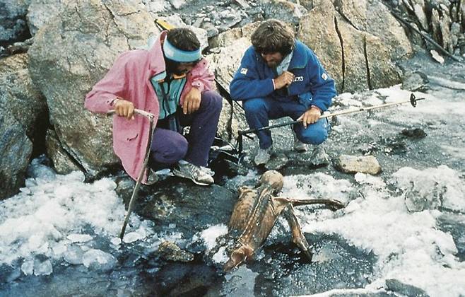 지구온난화로 인해 눈이 녹이며 한 시체가 드러났다. 당시 외치가 발견된 모습. 하반신이 아직 녹다 만 빙하 속에 묻혀있다. South Tyrol Museum of Archaeology 제공