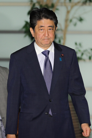 아베 신조 일본 총리가 지난 18일(현지시간) 도쿄의 집무실에 도착하고 있다. /도쿄=AFP연합뉴스