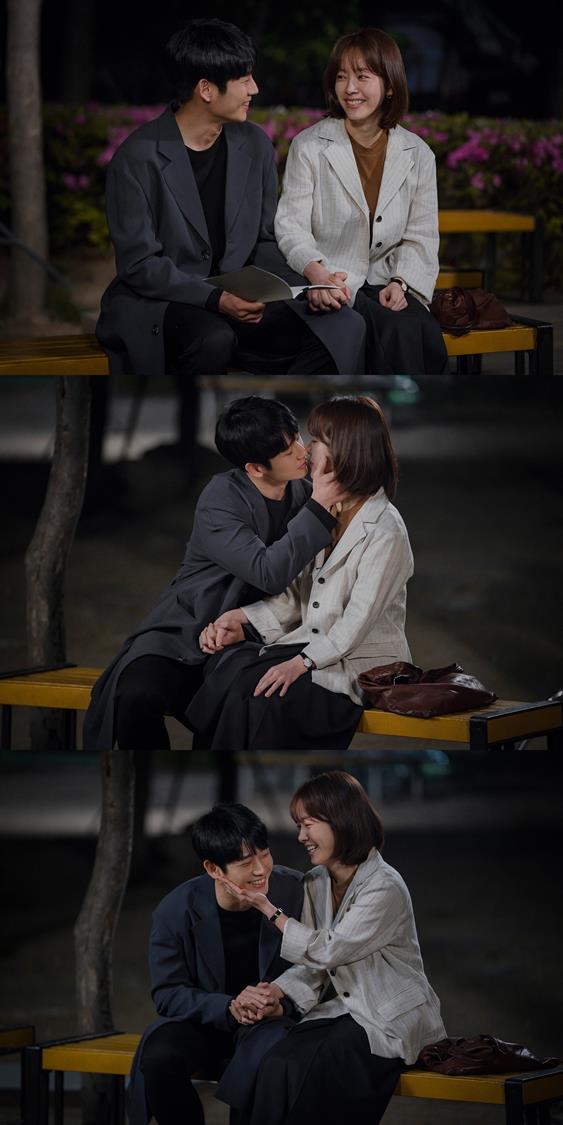 ‘봄밤’ 한지민과 정해인의 키스신 비하인드가 공개됐다. MBC 제공
