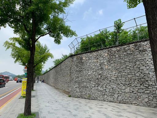 20일 서울 종로구 송현동 49-1번지의 부지가 담장에 둘러싸인 채 방치돼 있다.
