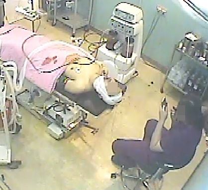 고 권대희씨가 과다출혈로 사망하기 전 수술실에서 방치된 CCTV 모습. 고 권대희씨 유족 제공