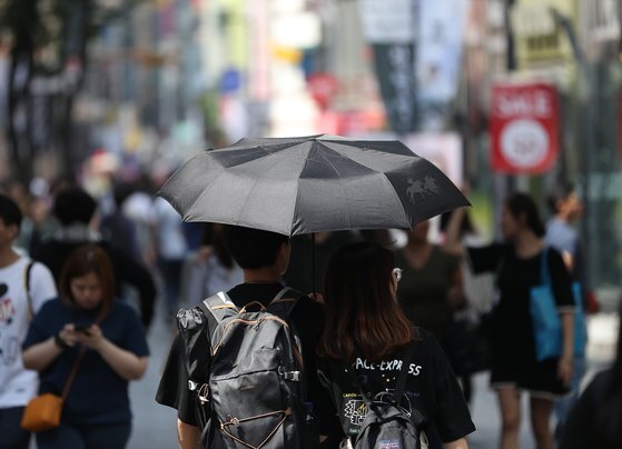 서울 한낮기온 27도의 초여름 날씨를 보인 최근 명동거리를 지나는 시민들이 양산을 쓰고 있다. [연합뉴스]