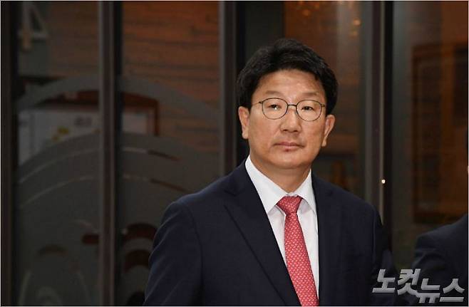 ‘강원랜드 취업 청탁 혐의’로 재판에 넘겨졌다 1심에서 무죄를 선고받은 자유한국당 권성동 의원이 24일 오후 서울 서초구 중앙지법을 나서고 있다.(사진=황진환 기자)