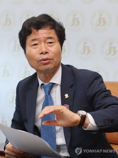 입장 밝히는 김승환 전북교육감 (전주=연합뉴스) 임채두 기자 = 김승환 전북교육감이 24일 오전 도교육청에서 열린 기자간담회에서 상산고등학교 자율형사립고(자사고) 지정 취소 결정에 대한 입장을 밝히고 있다. 2019.6.24 doo@yna.co.kr