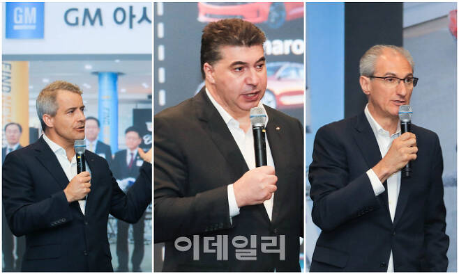 인천 부평에 있는 GM의 한국 디자인센터에서 ‘2019 쉐보레 디자인 프로그램’에서 줄리안 블리셋(왼쪽부터) GM 해외사업부문 사장, 카허 카젬 한국GM 사장, 로베르토 렘펠 GM테크니컬센터코리아 사장이 한국 시장에서 지속가능성을 강조하고 있다.(사진=한국GM)