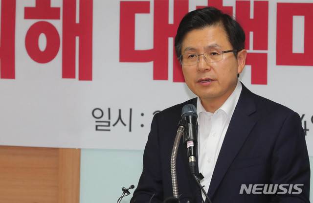 【인천=뉴시스】배훈식 기자 = 지난 24일 황교안 자유한국당 대표가 인천 서구 검단중학교에서 발언하고 있다. 2019.06.24.dahora83@newsis.com
