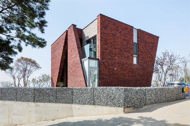 경기 파주시 서패동에 들어선 붉은 벽돌집은 바깥에서 보면 마치 꽃봉오리처럼 작지만 힘이 있어 보인다. ©신경섭 건축사진작가
