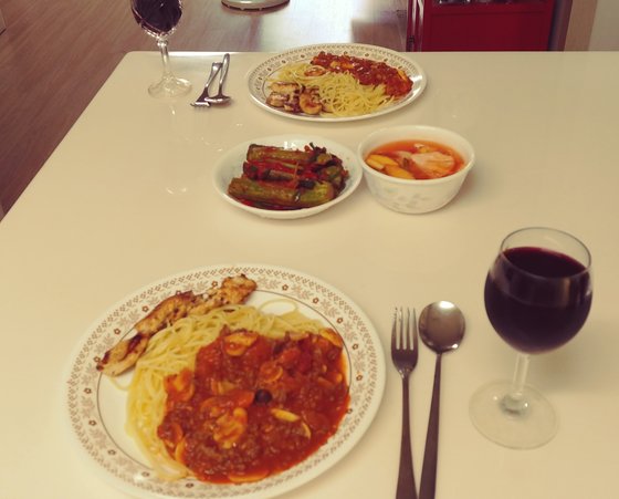 스파게티는 요리하기 간단하고 시간도 별로 걸리지 않는다. 게다가 와인과 곁들이면 고급스럽게 한 끼 식사를 할 수 있다. [사진 민국홍]