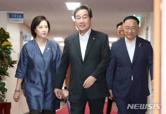 【서울=뉴시스】이영환 기자 = 이낙연 국무총리와 홍남기(오른쪽) 경제부총리 겸 기획재정부 장관, 유은혜(왼쪽) 사회부총리 겸 교육부 장관이 25일 오전 서울 종로구 정부서울청사에서 열린 국무회의에 참석하고 있다. 2019.06.25. 20hwan@newsis.com