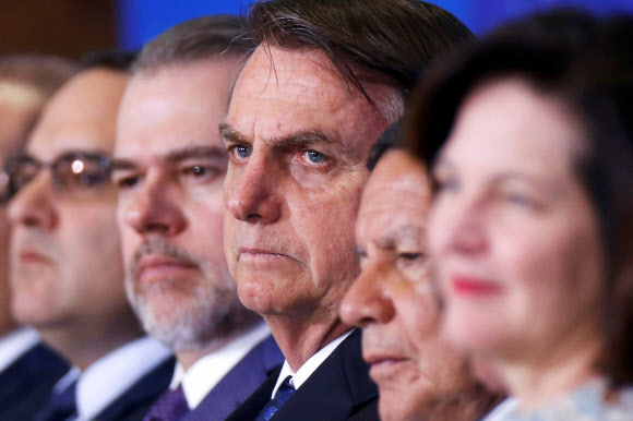 자이르 보우소나루 대통령(가운데)이 24일 정부 행사에 참석하고 있다. 브라질리아/로이터 연합뉴스