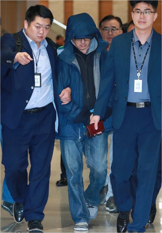 도피 21년 만에 중미 국가인 파나마에서 붙잡힌 정태수 전 한보그룹 회장의 아들 정한근 씨가 지난 22일 국적기로 아랍에미리트 두바이에서 인천국제공항 제2터미널에 도착해 입국장을 나오고 있다. (사진=연합뉴스)