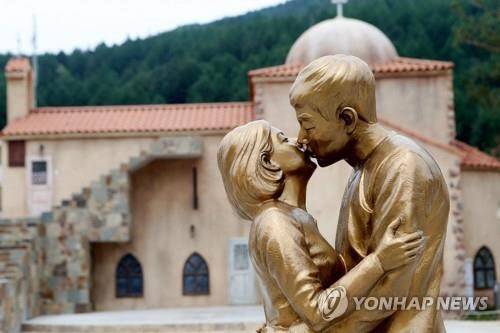 강원 태백시 ‘태양의 후예’ 공원에 송혜교·송중기 키스 동상 (사진=연합뉴스)