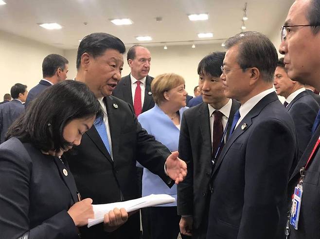 시진핑 중국 국가주석이 문재인 대통령과 진지한 표정으로 이야기하고 있다. 청와대 제공