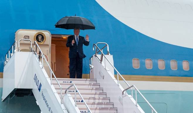 도널드 트럼프 미국 대통령이 27일 일본 오사카에 도착하고 있다./사진=백악관