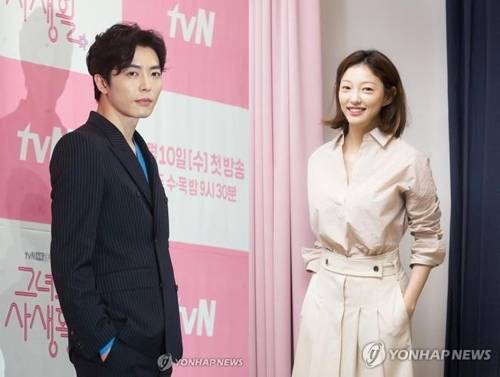 김재욱(왼쪽)과 이엘 연합뉴스 자료사진