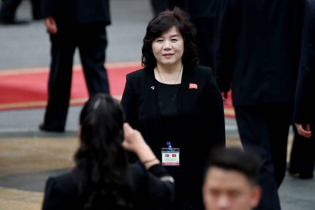 최선희 북한 외무성 제1부상이 지난 3월1일 베트남 하노이 주석궁에서 열린 공식환영식에 앞서 기념촬영을 하고 있다./하노이=연합뉴스