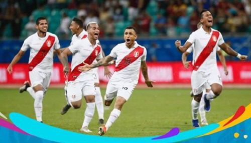 페루 선수들이 30일 우루과이전에서 승부차기 승리를 거두고 코파아메리카 8강에 오른 뒤 환호하고 있다. 출처 | 코파아메리카 SNS
