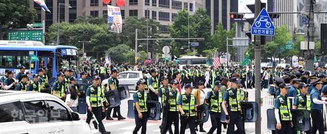 트럼프 미국 대통령이 청와대를 방문한 30일 서울 광화문 사거리를 경호하던 경찰 병력들이 이동하고 있다. 서재훈 기자