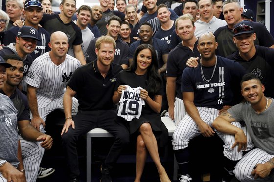 양키스 선수단은 해리 왕자 부부의 아들 '아치'의 이름이 들어간 유니폼을 선물했다. [AP=연합뉴스]