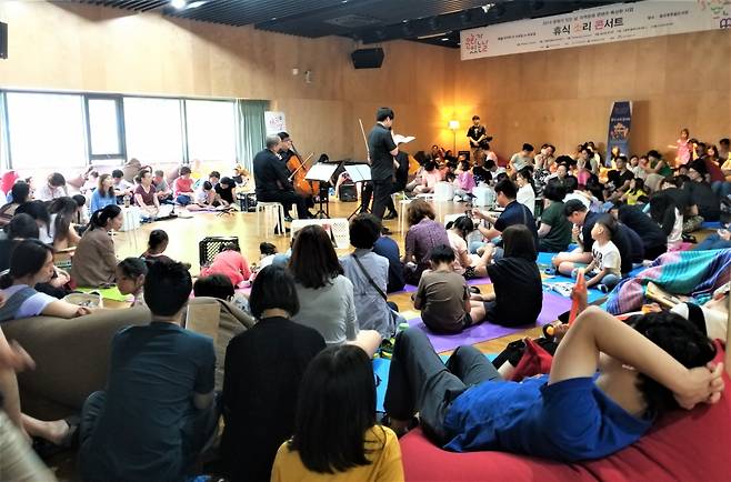 휴식소리 콘서트 참가자들이 강당에서 연주를 감상하고 있다. / 사진제공=수원시