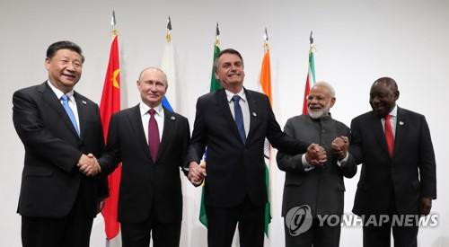 오사카 G20 정상회의 중 만난 브릭스 정상들. 시진핑 중국 국가주석(제일 왼쪽)과 자이르 보우소나루 브라질 대통령(가운데)[리아노보스티 통신=연합뉴스]