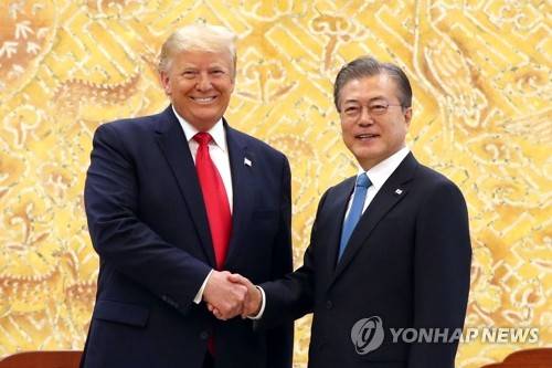 웃으며 악수하는 한미 정상 (서울=연합뉴스) 한상균 기자 = 문재인 대통령과 도널드 트럼프 미국 대통령이 30일 오전 청와대에서 열린 소인수 정상회담 전 웃으며 악수하고 있다. 2019.6.30 xyz@yna.co.kr