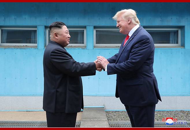 2019년 6월30일 김정은 국무위원장과 도널드 트럼프 대통령이 판문점 군사분계선 앞에서 만나 악수하고 있다. 조선중앙통신 연합뉴스