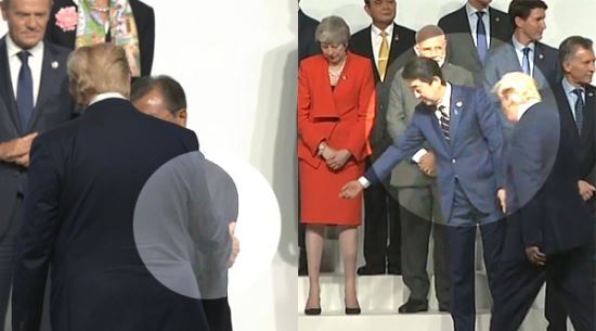 28일 오전 G20 오사카 공식환영식 기념촬영을 앞두고 트럼프 미국 대통령이 오른손으로 문재인 대통령의 왼팔을 툭툭 치며 반갑게 인사하고 있다(왼쪽). 아베 총리가 가리키는 자리로 트럼프 대통령이 이동하고 있다. 트럼프 대통령은 아베 총리에게 눈길을 주거나 악수를 하지 않았다. THE PAGE 영상 캡처