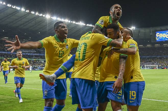 3일(한국시간) 브라질 베루오리존치의 미네이랑 스타디움에서 열린 브라질과 아르헨티나와의 2019 코파아메리카 준결승에서 브라질의 제수스가 선제골을 터뜨리자 브라질 선수단이 환호하고 있다./사진=AFP