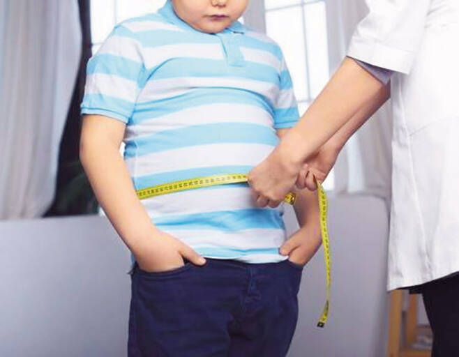 소아 때 비만은 성인 비만으로 이어질 수 있다. 비만은 당뇨병, 고혈압 등 다양한 질환의 위험을 높인다.