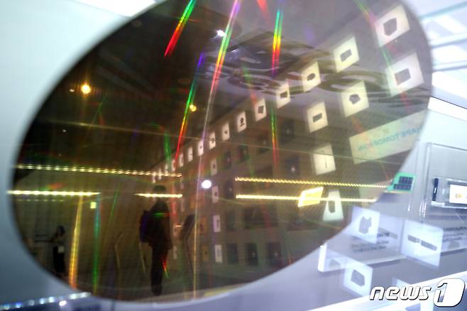 1일 오후 서울 서초구 삼성전자 딜라이트에 반도체웨이퍼가 전시돼 있다. 2019.7.1/뉴스1 © News1 구윤성 기자