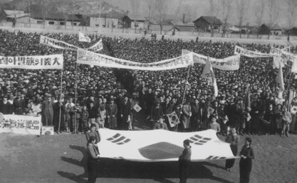 1945년 12월31일 서울운동장에서 열린 ‘신탁통치 반대 전국 집회’ 모습.