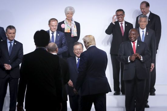 문재인 대통령이 28일 오전 인텍스 오사카에서 열린 G20 정상회의 공식환영식에서 기념촬영 전 트럼프 미국 대통령과 대화하고 있다. [이미지출처=연합뉴스]