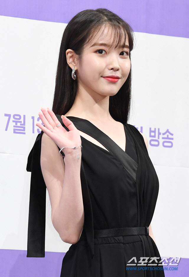 tvN 드라마 '호텔 델루나' 제작발표회가 8일 오후 서울 논현동 임피리얼팰리스 호텔에서 열렸다. 배우 이지은이 포즈 취하고 있다. '호텔 델루나'는 귀신 손님을 받는 호텔 사장(이지은)과 지배인(여진구)의 호러 로맨스를 그린 드라마다. 정재근 기자 cjg@sportschosun.com/2019.07.08/