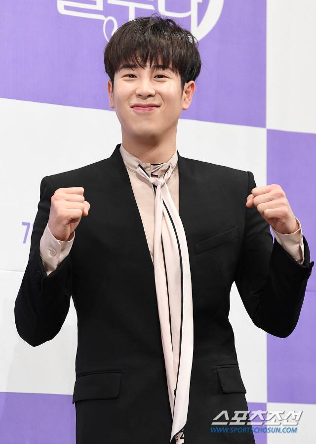 tvN 드라마 '호텔 델루나' 제작발표회가 8일 오후 서울 논현동 임피리얼팰리스 호텔에서 열렸다. 배우 표지훈이 포즈 취하고 있다. '호텔 델루나'는 귀신 손님을 받는 호텔 사장(이지은)과 지배인(여진구)의 호러 로맨스를 그린 드라마다. 정재근 기자 cjg@sportschosun.com/2019.07.08/