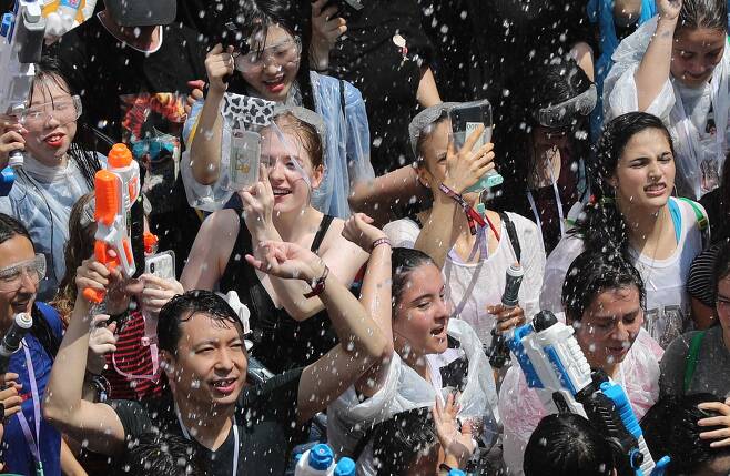 7일 서울 연세로에서 열린 '신촌 물총축제'에서 외국인 참가자들이 물총축제를 즐기고 있다. 김상선 기자