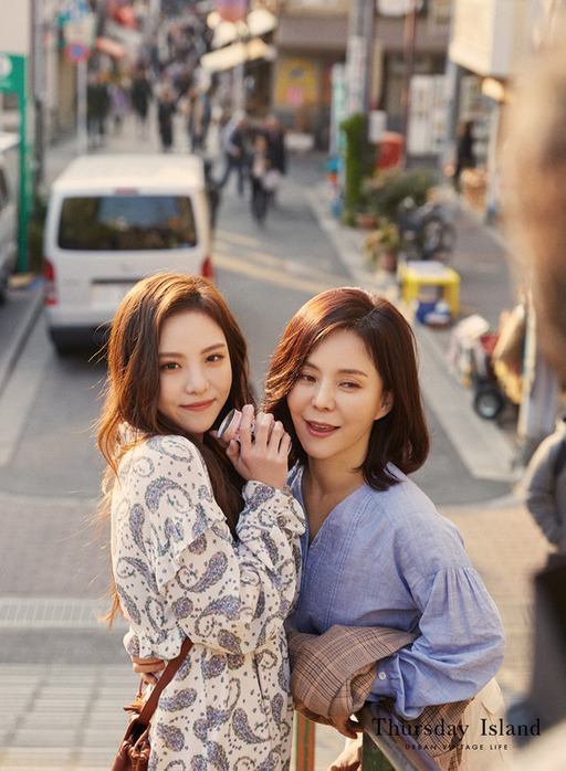 배우 이열음(왼쪽)과 윤영주. 패션 브랜드 Thursday Island 제공