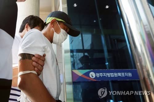 "왜 우리말 못해" 이주여성 폭행 남편 영장심사 출석 (목포=연합뉴스) 천정인 기자 = 베트남인 아내를 폭행한 혐의를 받고 있는 남편 A(36)씨가 8일 광주지법 목포지원에서 열린 구속 전 피의자 심문(영장실질심사)에 출석하고 있다. iny@yna.co.kr