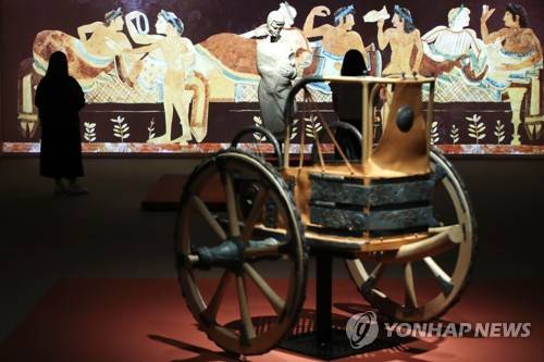 에트루리아의 전차 (서울=연합뉴스) 진연수 기자 = 8일 서울 용산구 국립중앙박물관에서 열린 특별전 '로마 이전, 에트루리아' 언론공개회에서 참석자들이 전시를 관람하고 있다. 2019.7.8 jin90@yna.co.kr