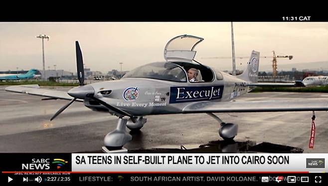 남아공 10대들의 아프리카 종단 비행 ‘유 드림 글로벌(U-Dream Global)’ 프로젝트를 창안한  메건 웨너(17)가 조종석에 앉아 있다.   ＜SABC＞ 화면 갈무리