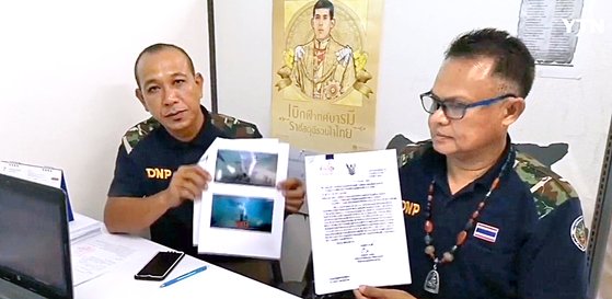 수사에 나선 태국 현지 경찰이 방영된 SBS ‘정글의 법칙’ 영상물 사진과 수사 자료를 보여주는 장면. [사진 YTN 캡처]