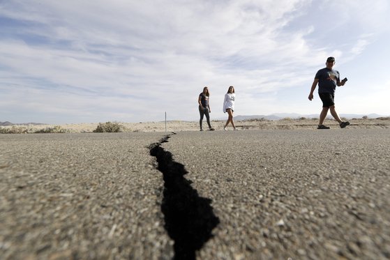 지난 6일(현지시간) 미국 캘리포니아주 컨카운티 리지크레스트 인근 고속도로 바닥이 지진으로 갈라져 있다. [AP=연합뉴스]