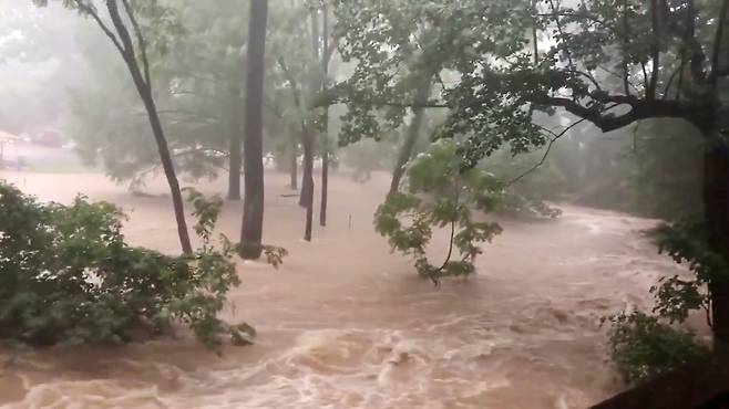 버지니아 알링턴 일대가 폭우로 인해 침수돼 있다. [트위터 캡처]