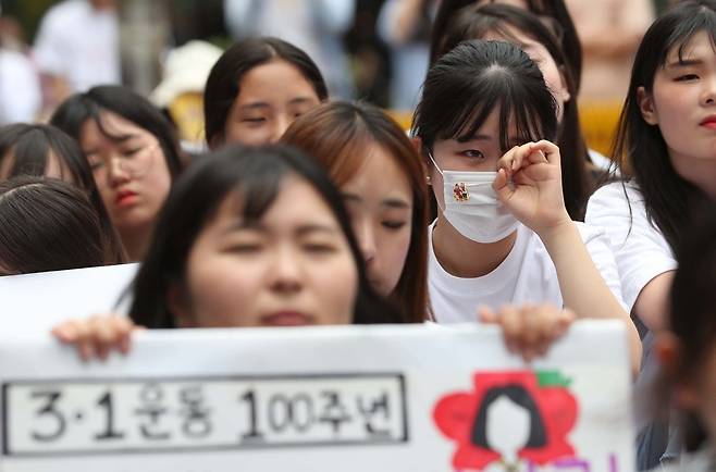 10일 오후 서울 종로구 옛일본대사관터 앞에서 열린 제1395차 일본군 성노예제 문제 해결을 위한 정기 수요시위에서 한 참가자가 일본군 위안부 피해자 이옥선 할머니의 발언을 듣고 눈물 흘리고 있다. 백소아 기자
