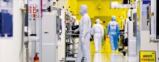삼성전자 근로자들이 경기 화성캠퍼스 반도체 생산라인 클린룸에서 반도체 장비를 점검하고 있다.  /삼성전자  제공