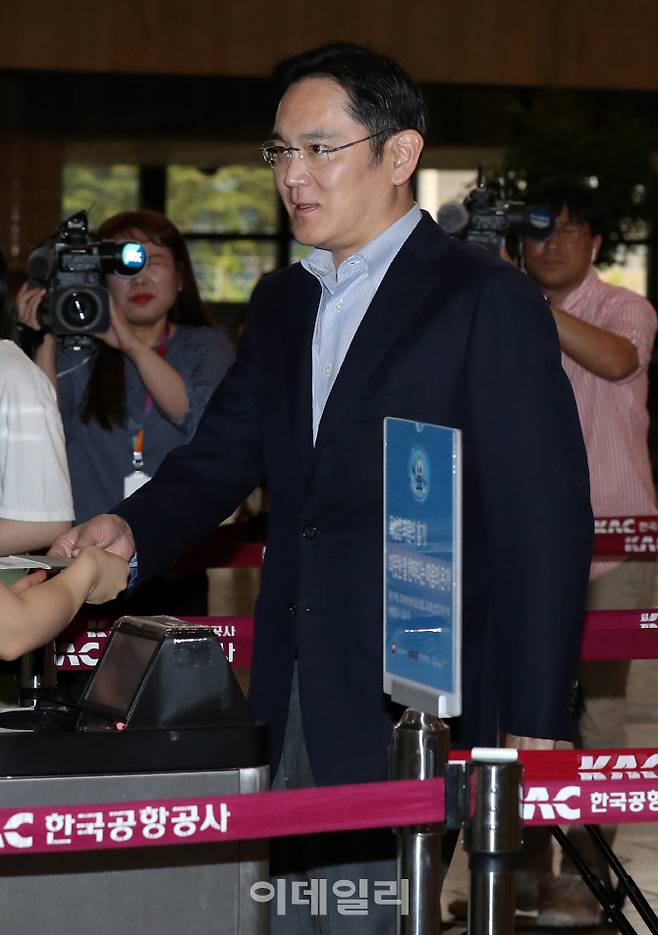 [이데일리 방인권 기자] 이재용 삼성전자 부회장이 지난 7일 오후 서울 강서구 김포공항을 통해 일본으로 출국하고 있다.