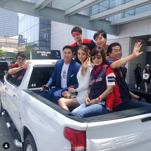 류현진이 가족과 메이저리그 공식 스폰서 쉐보레 픽업트럭에 탑승에 기념촬영하고 있다. 캡처 | 류현진 인스타그램