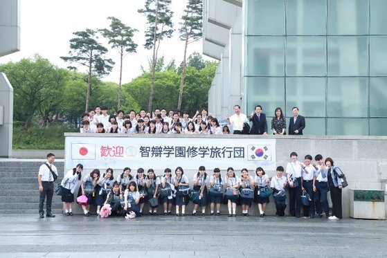 한국으로 수학여행을 온 일본 지벤학원 학생들이 지난 9일 경주엑스포공원 내 경주타워 앞에서 기념사진을 촬영하고 있다. [사진 경주엑스포공원]
